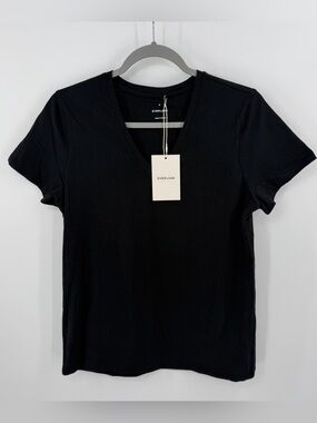 Everlane V-Neck Short Sleeve Tee in black Size M